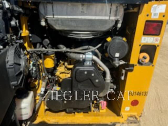 Image of Caterpillar 239D3 equipment image 4
