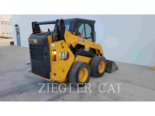 Image of Caterpillar 242D3 equipment image 2