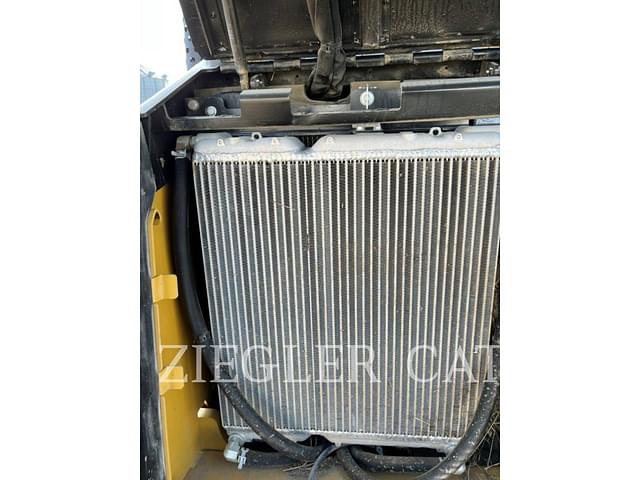 Image of Caterpillar 440 equipment image 2