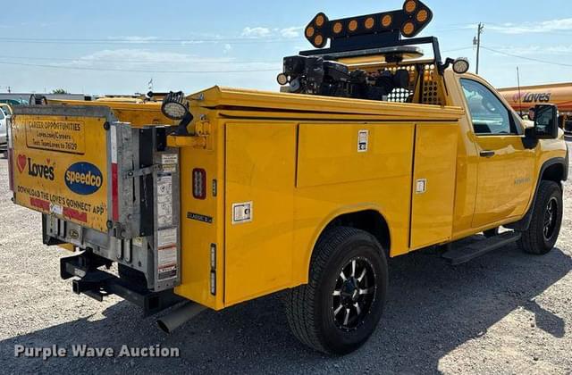 Image of Chevrolet 3500HD equipment image 4