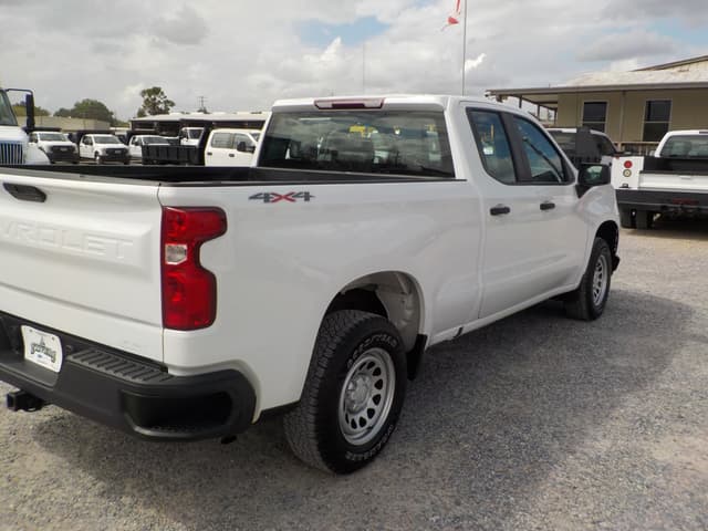Image of Chevrolet Silverado equipment image 2