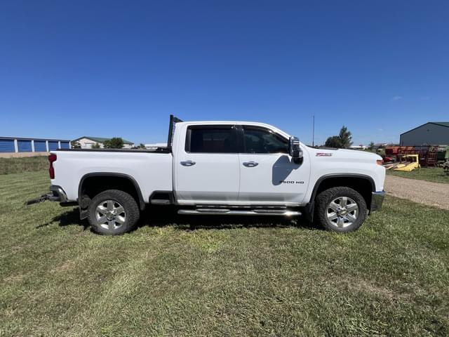 Image of Chevrolet 2500HD equipment image 2