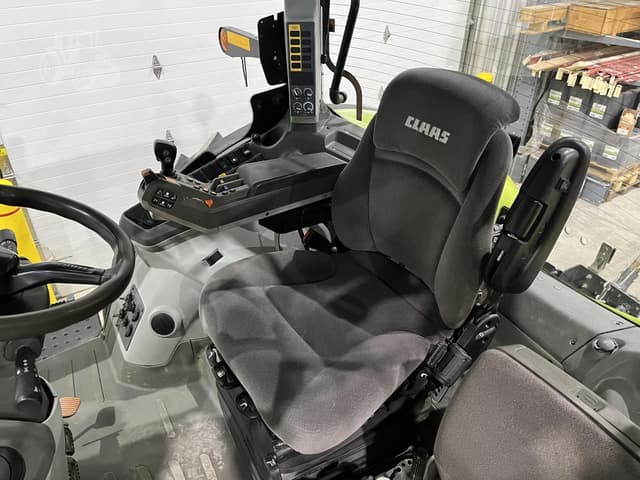 Image of CLAAS Axion 850 equipment image 4