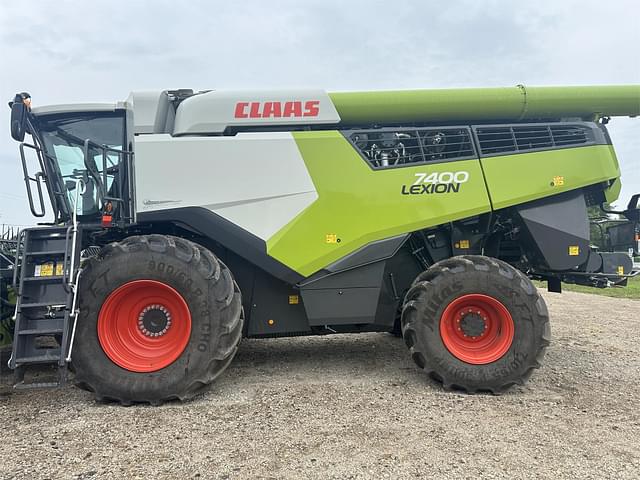 Image of CLAAS Lexion 7400 equipment image 2