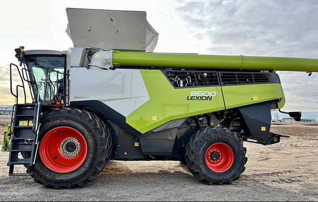 Image of CLAAS Lexion 8600 equipment image 2