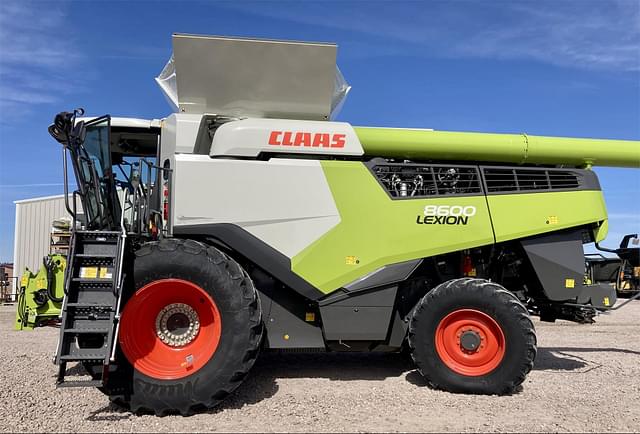 Image of CLAAS Lexion 8600 equipment image 1