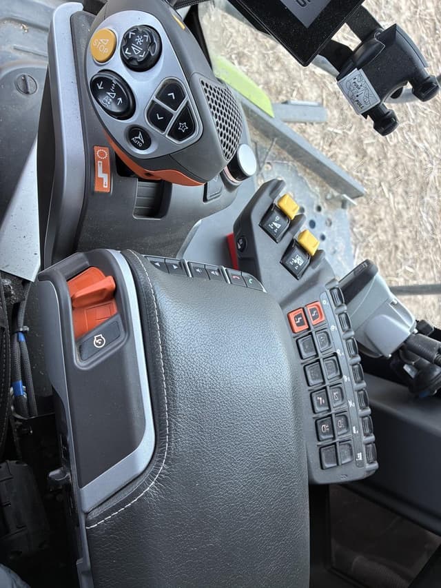 Image of CLAAS Lexion 8600TT equipment image 3