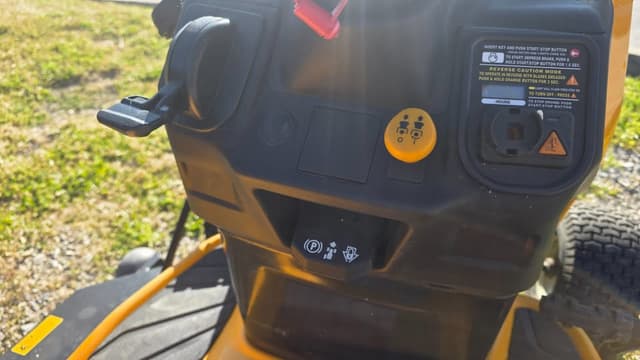Image of Cub Cadet XT1 LT46 equipment image 3