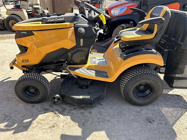 Image of Cub Cadet XT2 LX42 equipment image 1