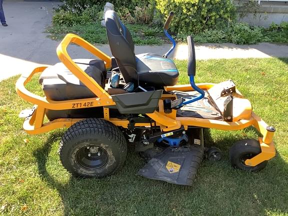 Image of Cub Cadet Ultima ZT1 equipment image 2