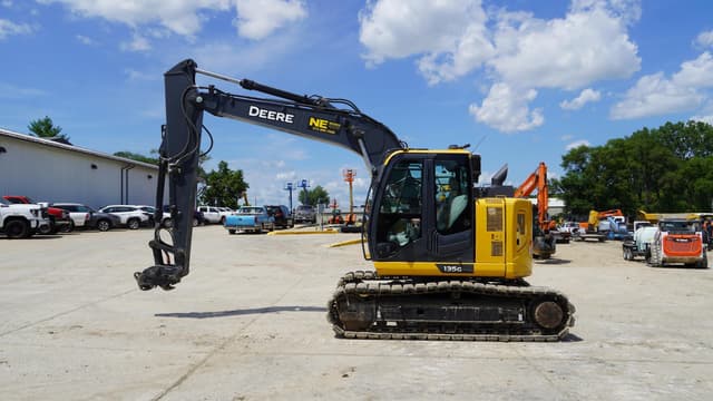 Image of John Deere 135G equipment image 1