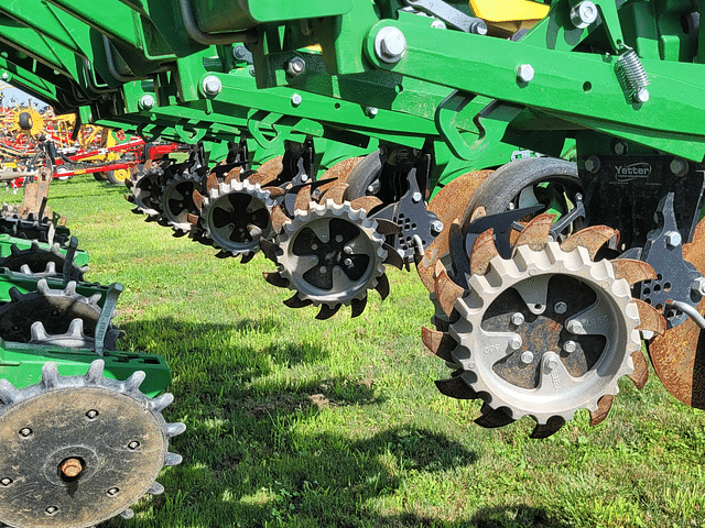 Image of John Deere 1795 equipment image 1
