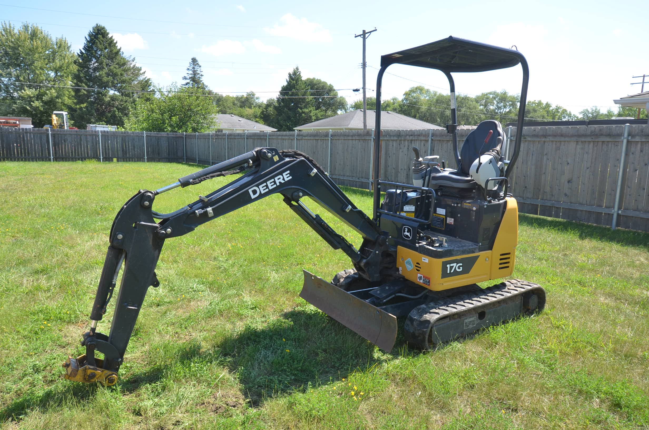 2021 John Deere 17G Equipment Image0