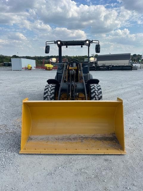 Image of John Deere 204L equipment image 4