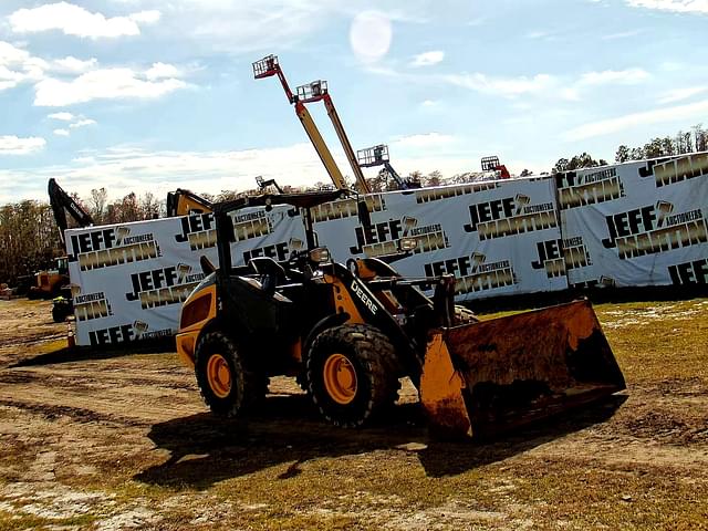 Image of John Deere 204L equipment image 2