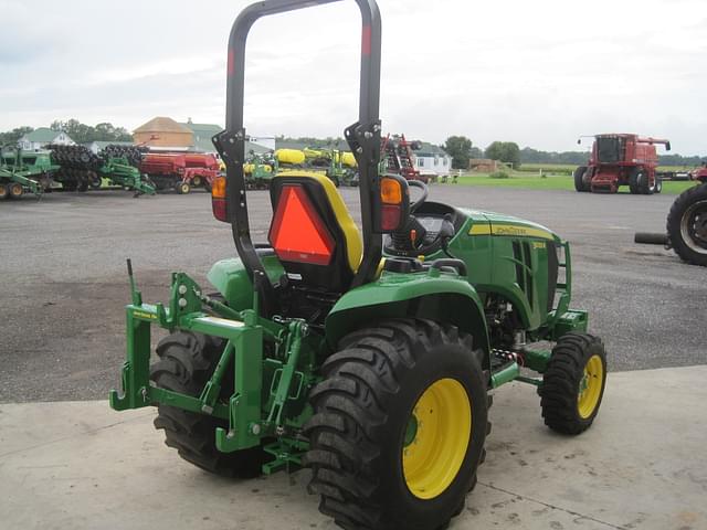 Image of John Deere 3033R equipment image 4