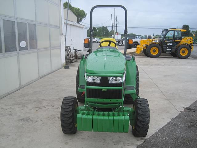 Image of John Deere 3033R equipment image 1