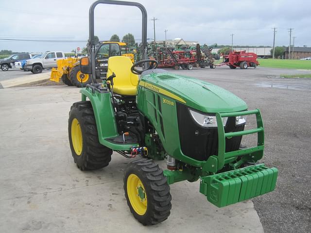 Image of John Deere 3033R equipment image 2