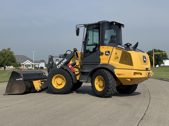 Image of John Deere 324L equipment image 2