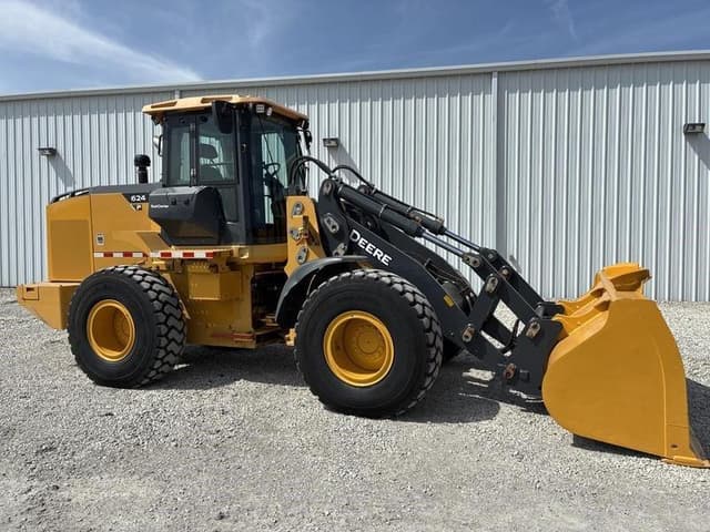 Image of John Deere 624P equipment image 1