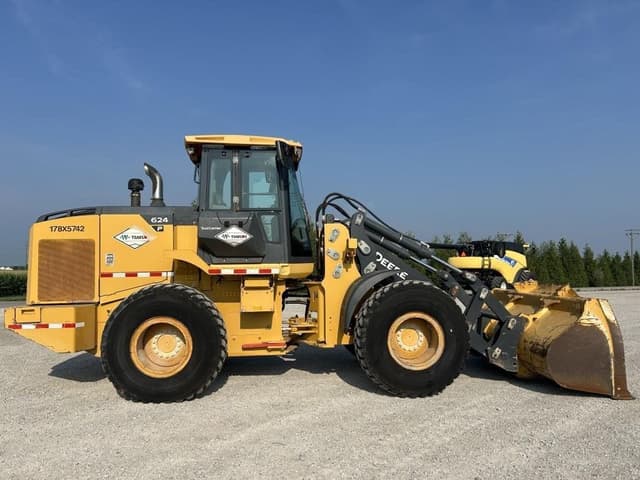 Image of John Deere 624P equipment image 3