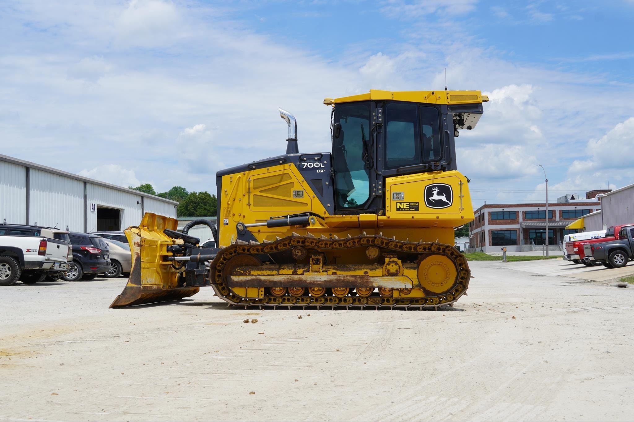 2021 John Deere 700L LGP Equipment Image0