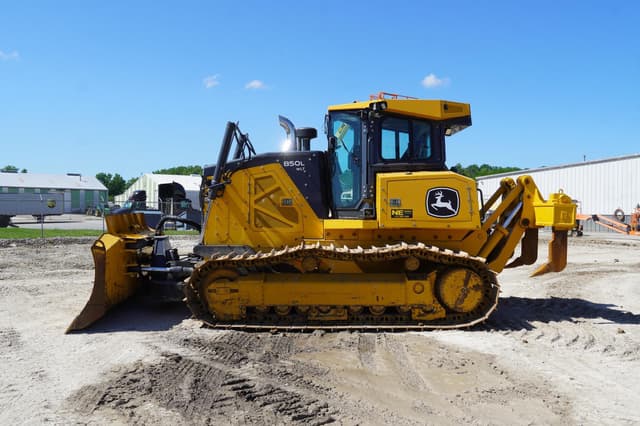 Image of John Deere 850L WLT equipment image 1