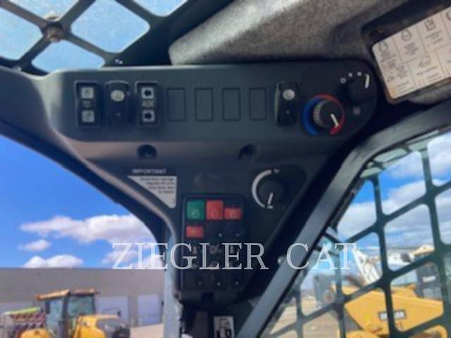 Image of John Deere 320G equipment image 1