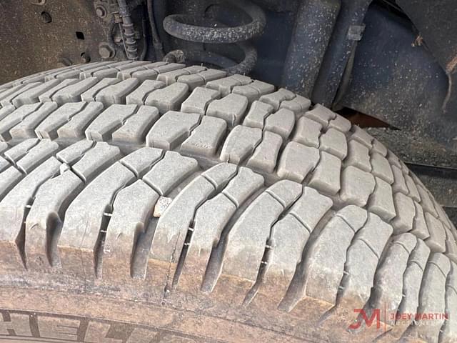 Image of Ford F-350 equipment image 4
