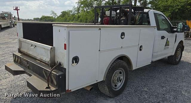 Image of Ford F-350 equipment image 4