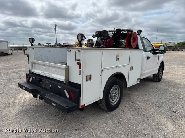 Image of Ford F-350 equipment image 4