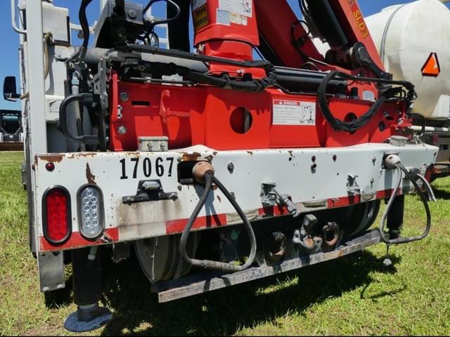 Image of Ford F-750 equipment image 4