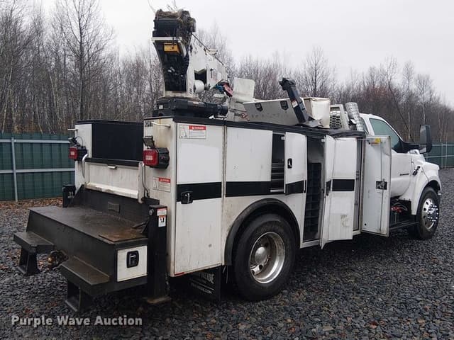 Image of Ford F-750 equipment image 4