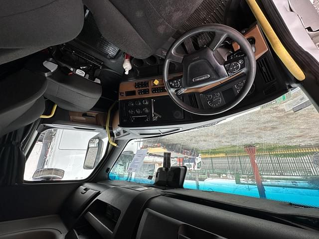 Image of Freightliner Cascadia 116 equipment image 1