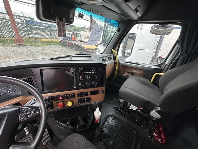 Image of Freightliner Cascadia 116 equipment image 3
