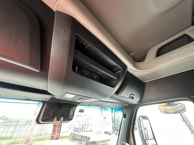 Image of Freightliner Cascadia 116 equipment image 4