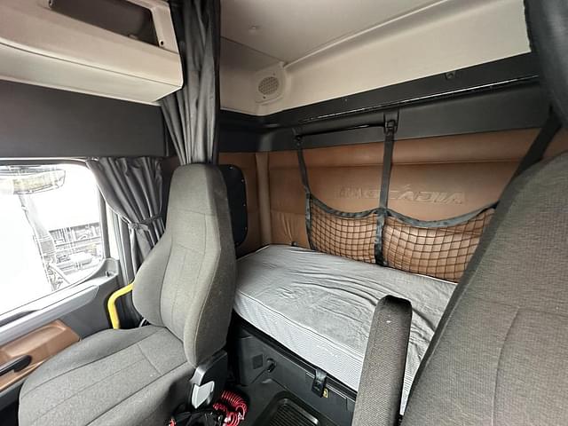 Image of Freightliner Cascadia 116 equipment image 2