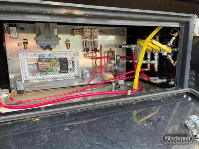 Image of Freightliner 108SD equipment image 4
