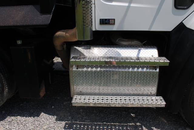 Image of Freightliner 114SD equipment image 3