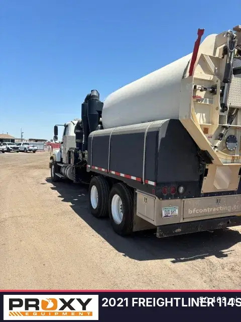 Image of Freightliner 114SD equipment image 2