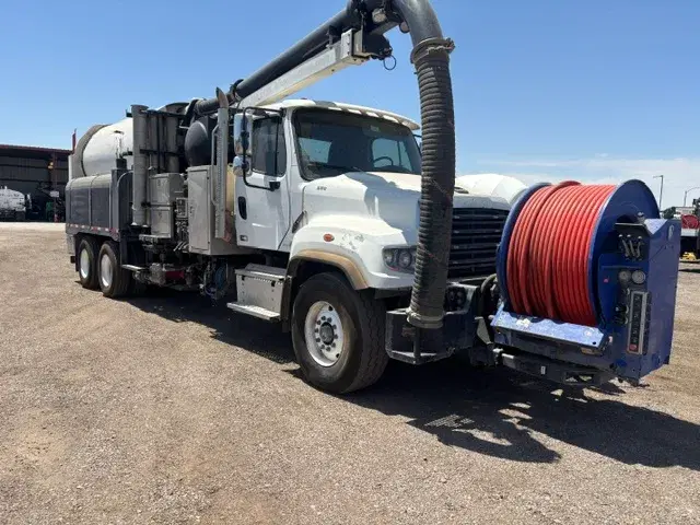 Image of Freightliner 114SD equipment image 4