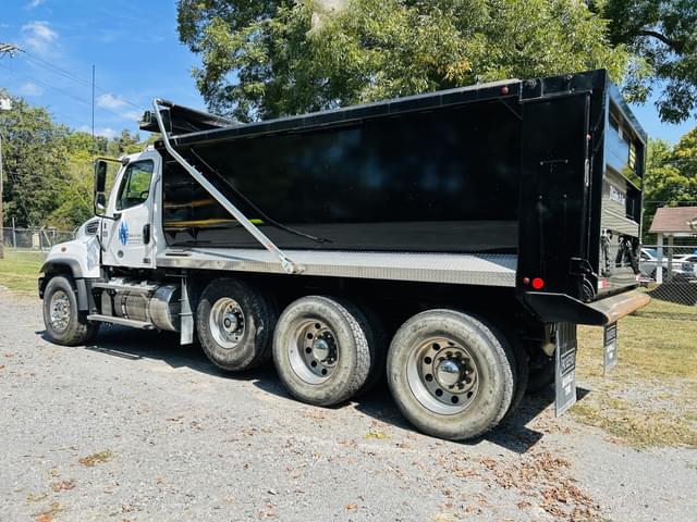 Image of Freightliner 114SD equipment image 4