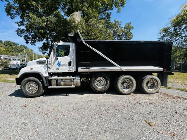 Image of Freightliner 114SD equipment image 3
