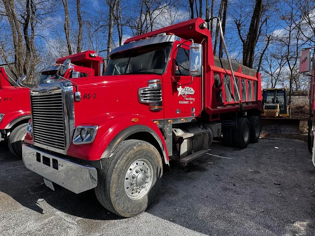 Image of Freightliner 122SD Primary Image