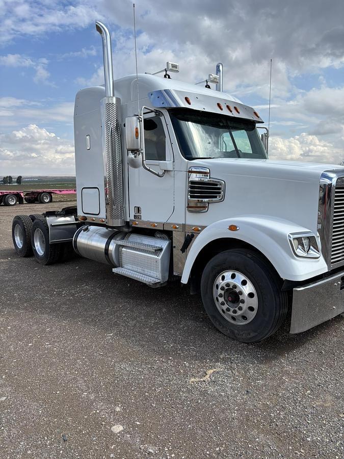 Image of Freightliner 122SD Primary image