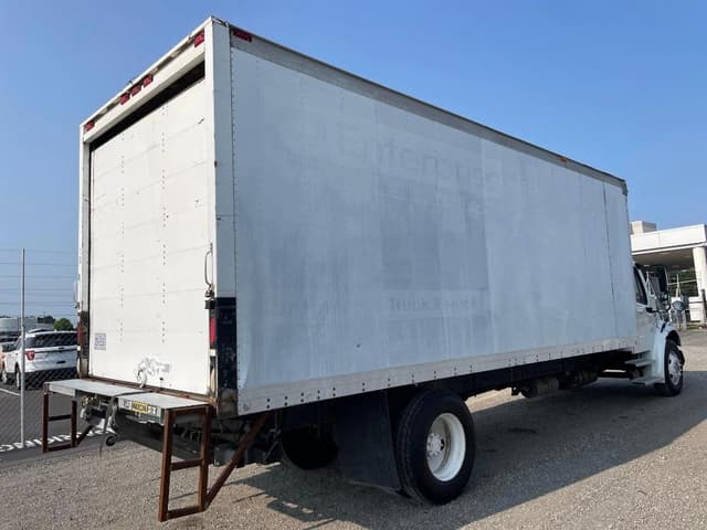 Image of Freightliner M2 106 equipment image 2