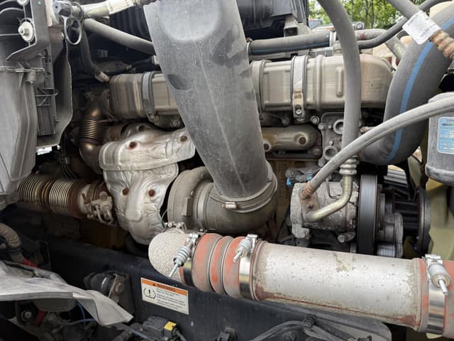 Image of Freightliner Cascadia 116 equipment image 3