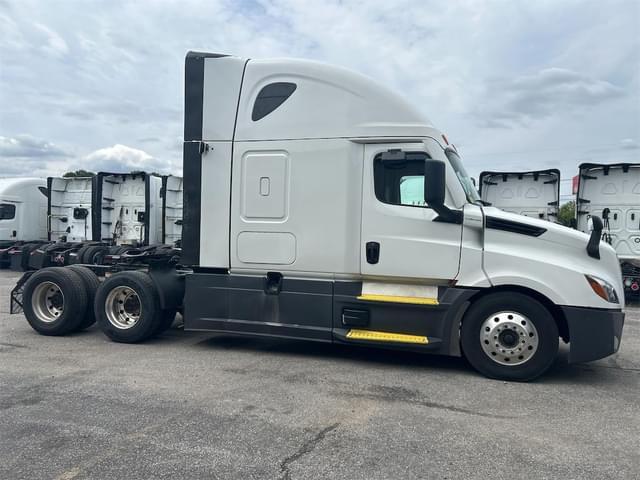 Image of Freightliner Cascadia 126 equipment image 3