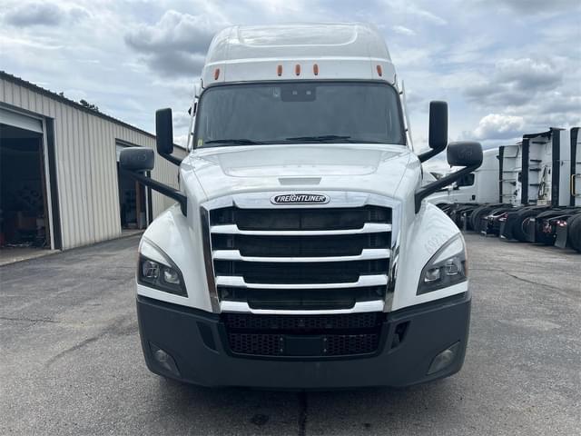 Image of Freightliner Cascadia 126 equipment image 1