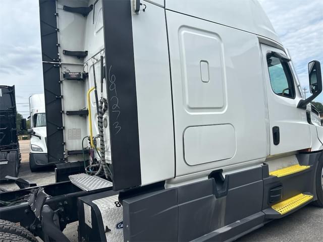 Image of Freightliner Cascadia 126 equipment image 4